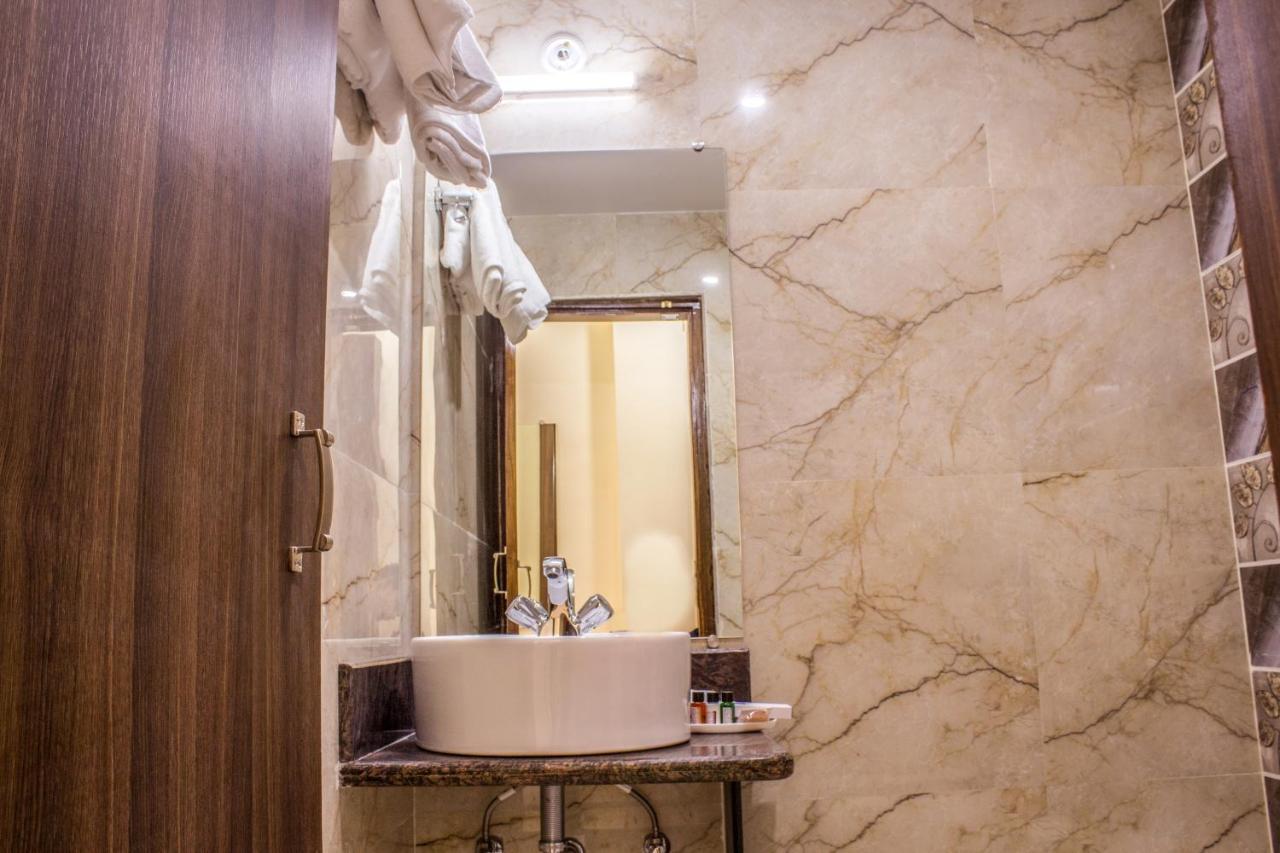 Hotel Lav Kush International Varanasi Exterior photo